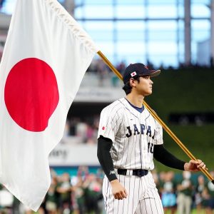 Shohei Ohtani con uniforme y bandera de japon