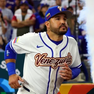 Eugenio Suarez en el campo de juego con Venezuela WBC