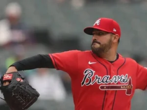 Martin Perez lanzando con Braves